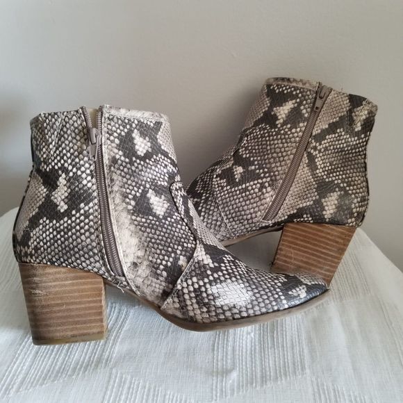 Carlos Santana Rowan Snake Printed Ankle Bootie Women's 8M - Picture 3 of 9